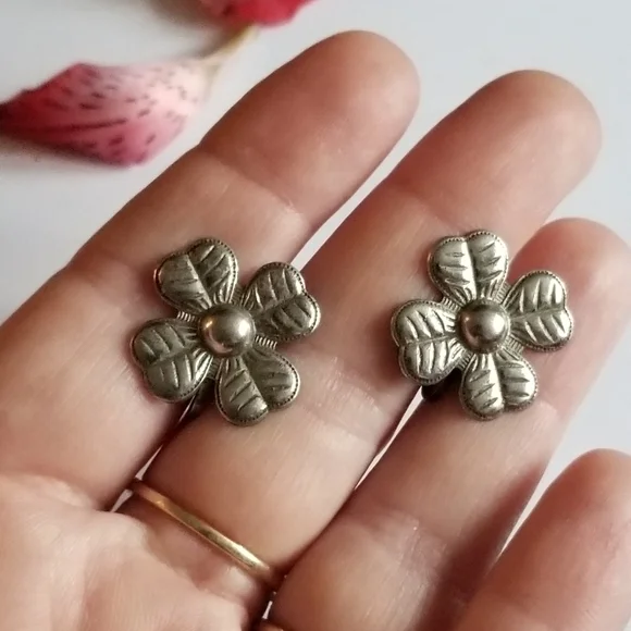 Relisted -Vintage four leaf clover screwback earrings silver tone metal - Picture 8 of 11